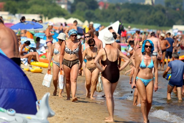 Tłumy turystów i mieszkańców Trójmiasta na plaży w Sopocie /Piotr Wittman /PAP
