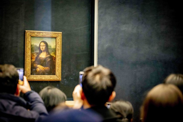 Tłumy turystów przed obrazem "Mona Lisa" Leonarda da Vinci w Luwrze. /	Utrecht Robin/ABACA /PAP/EPA