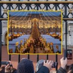 Tłumy turystów przed zamkniętymi bramami Pałacu Buckingham. Wszystko przez fałszywe zdjęcia 