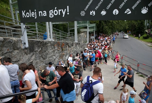 Tłumy turystów w rejonie dolnej stacji kolejki na Kasprowy Wierch w Kuźnicach / 	Grzegorz Momot    /PAP