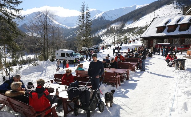 Tłumy turystów w Tatrach. "To efekt otwarcia hoteli i dobrej pogody"