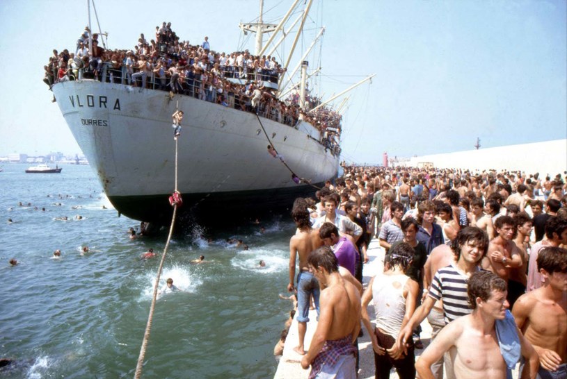 Tłumy uchodźców na "Vlorze" i nabrzeżu portu w Bari /CC BY-SA 4.0 /domena publiczna