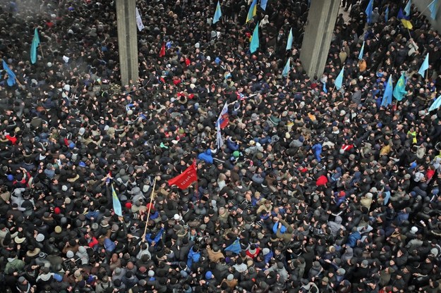 Tłumy uczestników w protestach antyrządowych na Krymie /ARTUR SHVARTS /PAP/EPA