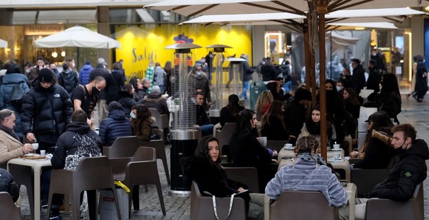 Tłumy w restauracjach po złagodzeniu koronawirusowych restrykcji we Włoszech /ALESSANDRO DI MARCO  /PAP/EPA