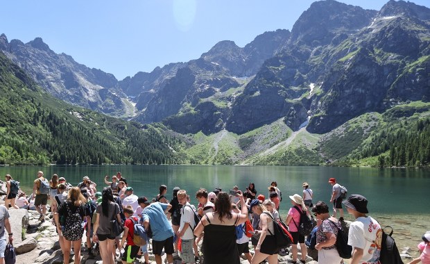 Tłumy w Tatrach, kolejki pod szczytami. Pilny apel TPN
