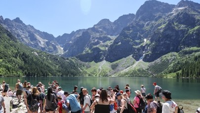 Tłumy w Tatrach, kolejki pod szczytami. Pilny apel TPN