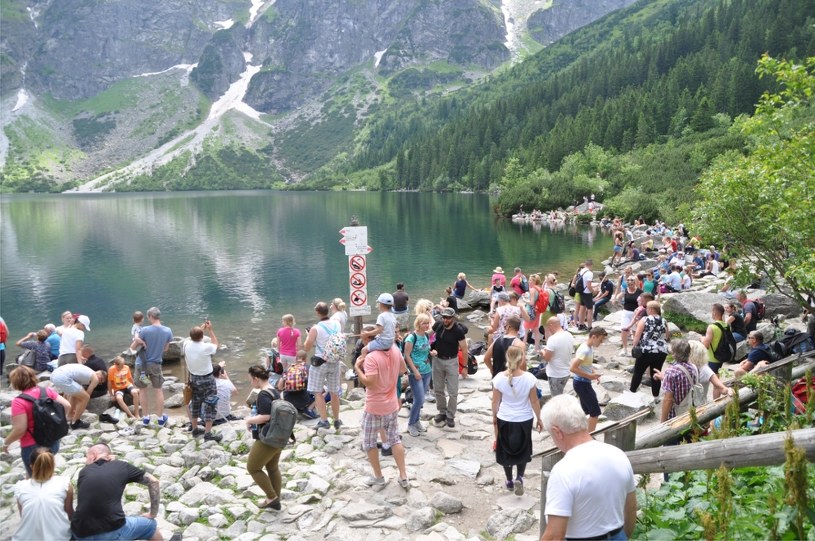 W Czasie Ośmiogodzinnej Wycieczki Turyści 65 Czasu Szli Turyści szturmują popularne szlaki w Tatrach - fakty.interia.pl