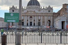 Tłumy w Watykanie oczekują na wybór nowego papieża