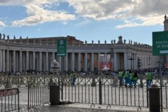 Tłumy w Watykanie oczekują na wybór nowego papieża