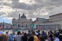 Tłumy w Watykanie oczekują na wybór nowego papieża