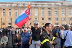 Tłumy w Watykanie oczekują na wybór nowego papieża