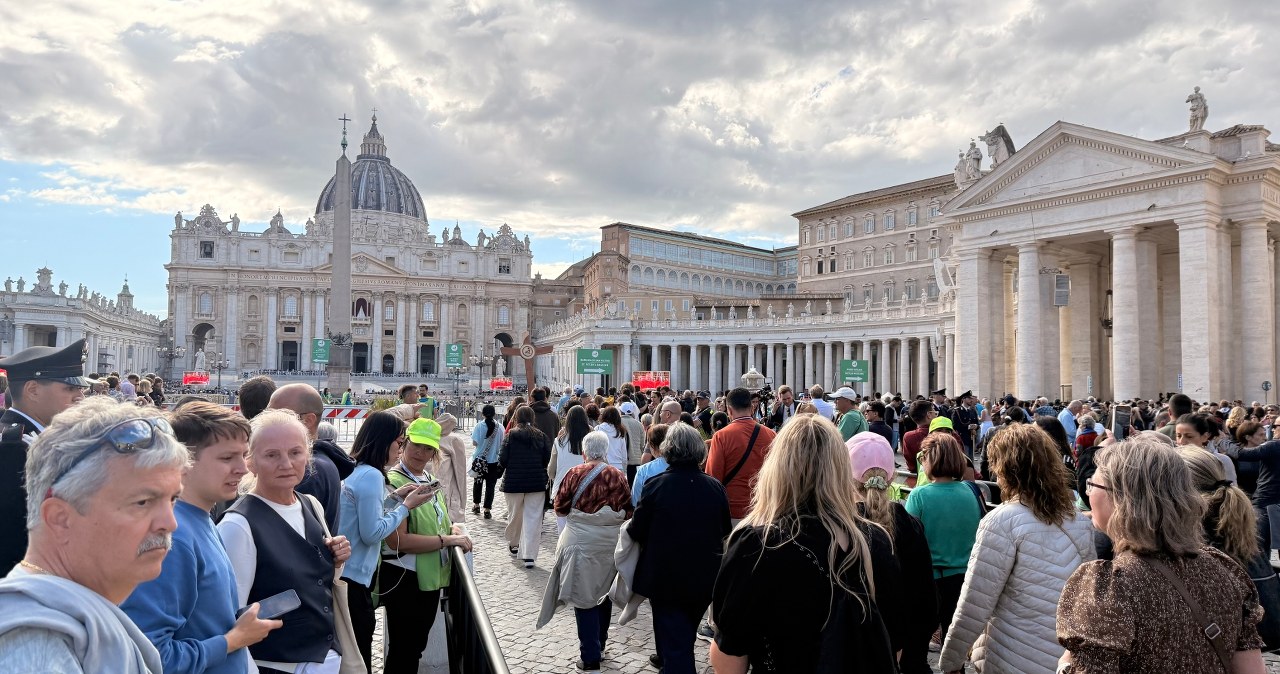 Tłumy w Watykanie oczekują na wybór nowego papieża