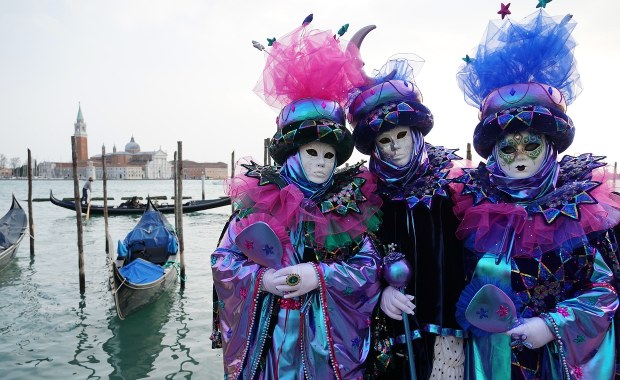 Tłumy w weekend w Wenecji. Karnawałowa zabawa przyciągnęła 145 tysięcy osób
