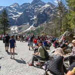 Tłumy w Zakopanem: Jedni pytają o grille, inni oblegają Morskie Oko
