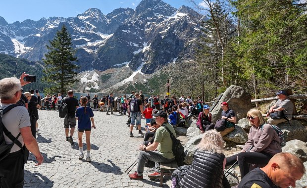 Tłumy w Zakopanem: Jedni pytają o grille, inni oblegają Morskie Oko