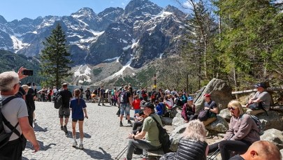 Tłumy w Zakopanem: Jedni pytają o grille, inni oblegają Morskie Oko