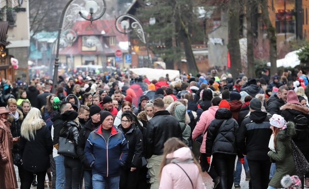 Tłumy w Zakopanem. Strażnicy miejscy w pogoni za... dinozaurem