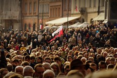 Tłumy warszawiaków żegnają Tadeusza Mazowieckiego