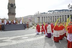 Tłumy wiernych na Placu Św. Piotra. Franciszek poprowadził procesję Niedzieli Palmowej