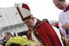 Tłumy wiernych na Placu Św. Piotra. Franciszek poprowadził procesję Niedzieli Palmowej