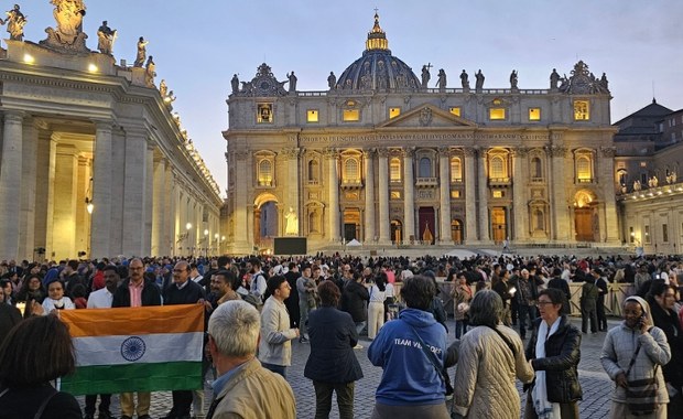 Tłumy wiernych oddały hołd Franciszkowi na placu św. Piotra [ZAPIS RELACJI]