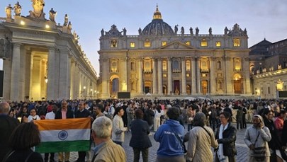 Tłumy wiernych oddały hołd Franciszkowi na placu św. Piotra [ZAPIS RELACJI]