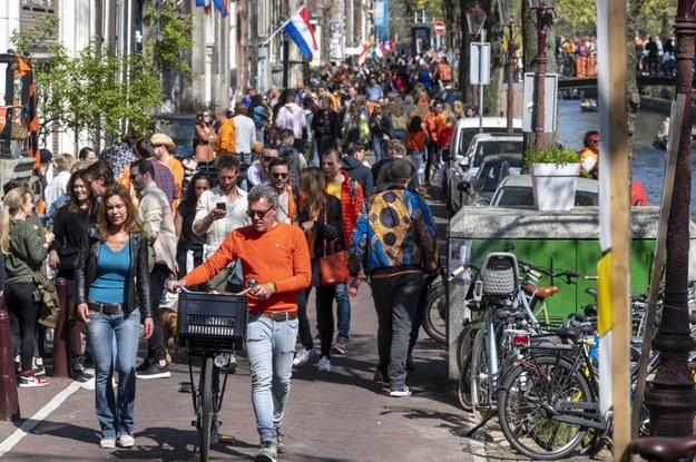 Tłumy wyległy dziś na ulice Amsterdamu - z okazji urodzin króla /EVERT ELZINGA    /PAP/EPA