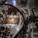 Tłumy żegnają Benedykta XVI. Watykan przygotowuje się do pogrzebu