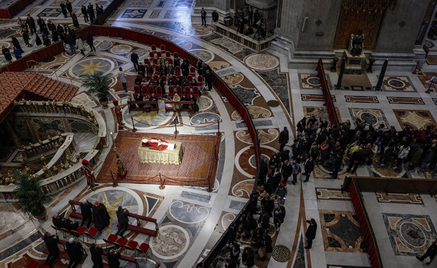 Tłumy żegnają Benedykta XVI. Watykan przygotowuje się do pogrzebu