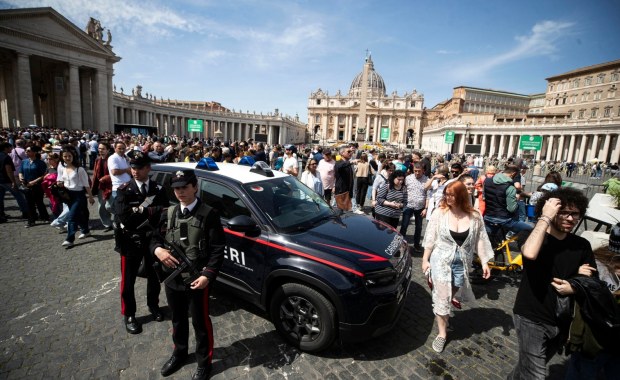 Tłumy zmierzają do Watykanu. Zobacz, co dzieje się na placu św. Piotra [TRANSMISJA]