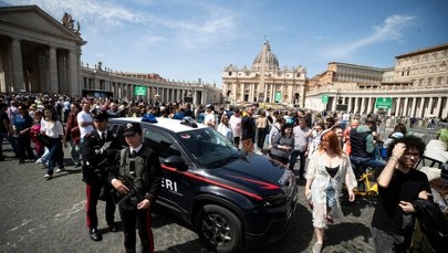 Tłumy zmierzają do Watykanu. Zobacz, co dzieje się na placu św. Piotra [TRANSMISJA]