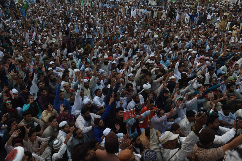 Tłumy zwolenników partii Tehreek-e-Labaik Pakistan domagają się powieszenia Asi /Arif Ali / AFP /AFP