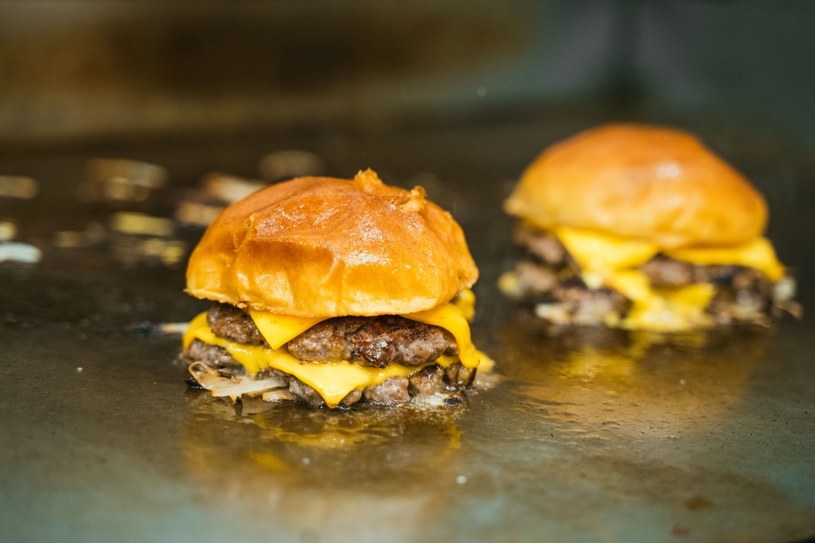 Tłuste hamburgery czy frytki bardzo obciążają jelita. W efekcie ich praca zostaje zaburzona /123RF/PICSEL