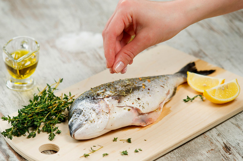 Tłuste ryby morskie i pstrągi są dobrym źródłem witaminy B2 (ryboflawiny), niezwykle ważnej dla wzroku i skóry. Jej brak sprzyja zajadom, trądzikowi i łysieniu /123RF/PICSEL