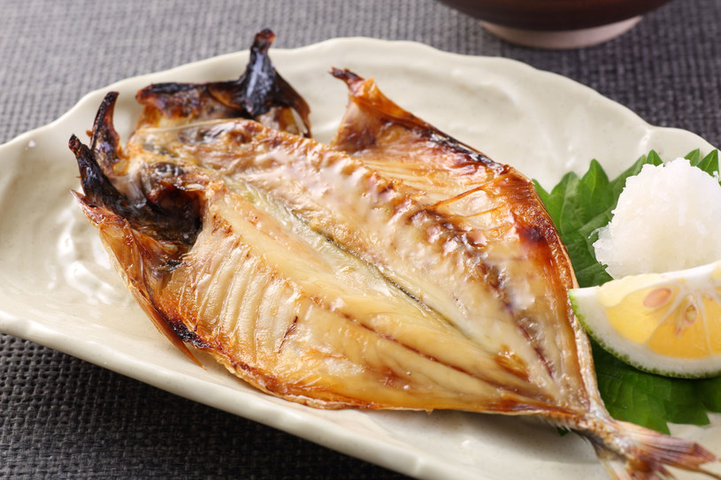 Tłuste ryby są źródłem cennych kwasów Omega-3, które przeciwdziałają objawom zespołu jelita drażliwego. Dobrze więc, by łososia, makrelę czy anchois jeść dwa razy w tygodniu. /123RF/PICSEL