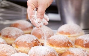 Tłusty czwartek. Ile pączków możemy dzisiaj zjeść? I ile to będzie dodatkowych kalorii? 