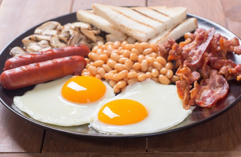Tłuszcz i białko - brytyjskie śniadanie stawia na nogi /123RF/PICSEL