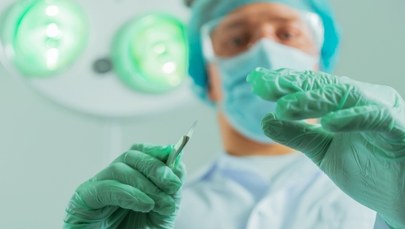 Tłuszczaki, kaszaki, znamiona. Kiedy je usuwać? Jak wygląda zabieg?