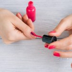 czerwień To będzie najmodniejszy manicure jesieni. Idealny dla pań po 50-tce