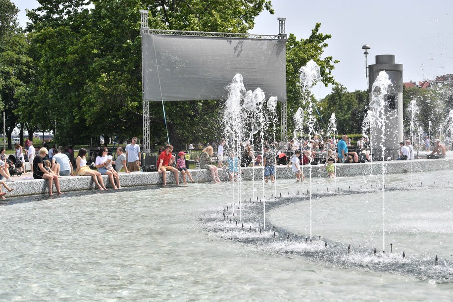 To będzie upalny weekend w całej Polsce /Radek Pietruszka /PAP