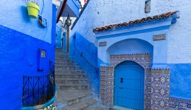 To błękitne miasto jest znane na całym świecie. Odwiedź je przed sezonem 