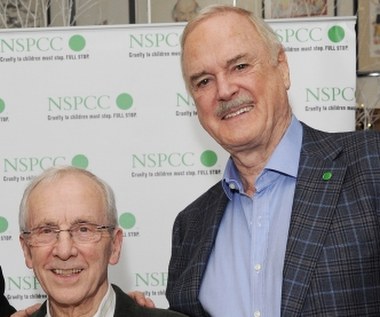 "To był bardzo słodki, delikatny i miły człowiek. Był też przy okazji naprawdę wielkim żartownisiem. Po raz pierwszy zobaczyłem go na scenie w 1973 roku nie mogłem znaleźć lepszego odtwórcy roli Manuela" - wspomina aktora John Cleese.