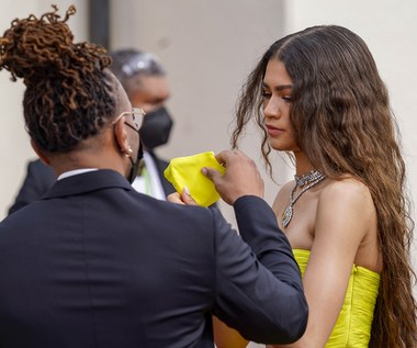 "To był pierwszy raz, kiedy zapytałam samą siebie: Co jeszcze lubię robić? Co mnie uszczęśliwia? Kim jestem bez grania? Jaka jest moja wartość? Kiedy plany zdjęciowe zostały zamknięte, w związku z czym musiałam przestać pracować, poczułam, że straciłam całą swoją moc. To jest tak naprawdę przerażająca myśl i bardzo trudna rzecz do przepracowania, bo nie znam Zendayi, która nie byłaby pochłonięta graniem. Nie zdawałam sobie wcześniej sprawy z tego, jak ogromną częścią mojej tożsamości jako człowieka jest aktorstwo" - wyznała gwiazda w rozmowie z magazynem "GQ".