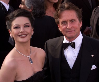 To był zdecydowanie jeden z najszczęśliwszych okresów jej życia. W listopadzie 2000 roku wyszła za mąż za Michaela Douglasa (wystąpili razem w filmie "Traffic"). Dwa miesiące wcześniej urodziło się ich pierwsze dziecko - syn Dylan Michael. Córka Carys Zeta przyszła na świat w 2003 roku.