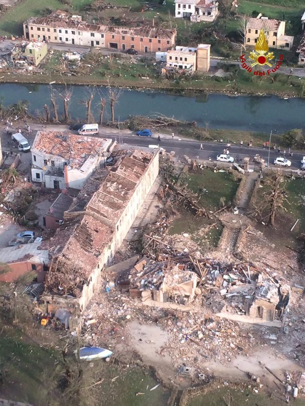 "To było piekło" - tak o ataku żywiołu mówią mieszkańcy /VIGILI DEL FUOCO / HANDOUT /PAP/EPA