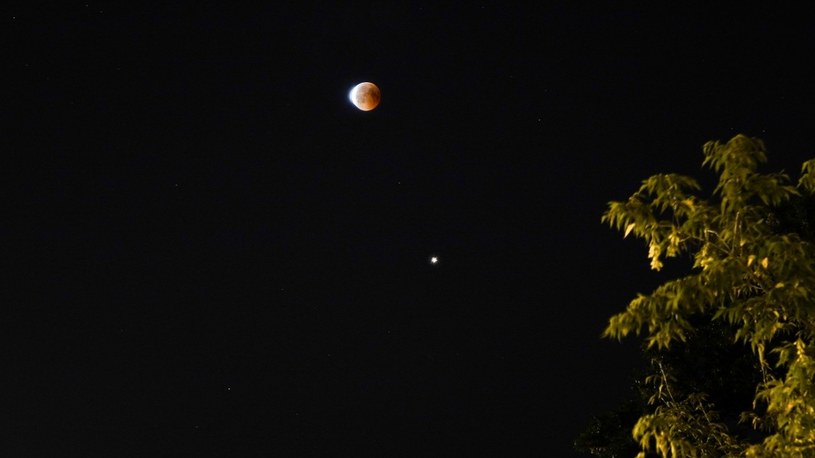 To było piękne widowisko. Oto najlepsze zdjęcia z zaćmienia Księżyca i opozycji Marsa /Geekweek