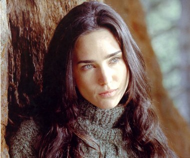 To chyba najbardziej kasowy film z udziałem Connelly w jej karierze. W obrazie "Hulk" Jennifer wcieliła się w rolę Betty Ross, młodej pracowniczki laboratorium. Jej współpracownik i były chłopak - Bruce Banner, zostaje poddany silnej dawce promieniowania, przez którą przy silnych emocjach zmienia się w zielonego potwora. "Hulk" rozpoczął wielką karierę filmów o superbohaterach, która trwa do dzisiaj.

Connelly zachwyciła twórców "intelektualnym" podejściem do roli. "Reżyser Ang Lee nie był zainteresowany pokazaniem roli Betty po prostu jako 'fajnej babeczki', zatem pierwszym krokiem jaki uczynił było znalezienie aktorki, która w sposób przekonujący i wiarygodny zagrałaby postać osoby równie inteligentnej jak Banner, o ile nie bardziej inteligentnej, a jednoczenie będącej pełnoprawnym, uzdolnionym naukowcem. Inteligencja była zatem niezbędną kartą przetargową dla zdobycia roli. Jeśli chodzi o Jennifer, twórcy filmu naprawdę nie musieli się tą kwestią przejmować, ponieważ aktorka ukończyła prestiżowe i stojące na niezwykle wysokim poziomie szkoły Yale i Stanford” - mówił producent James Schamus. 