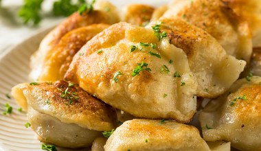 ​To ciasto na pierogi zrobisz bez grama mąki. Smakuje obłędnie