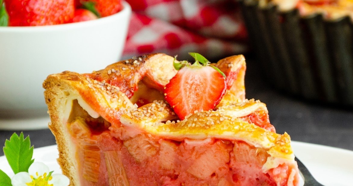 To ciasto nie ma sobie równych - idealnie łączy słodki smak truskawek i kwaskowaty rabarbar /irina2511 /123RF/PICSEL