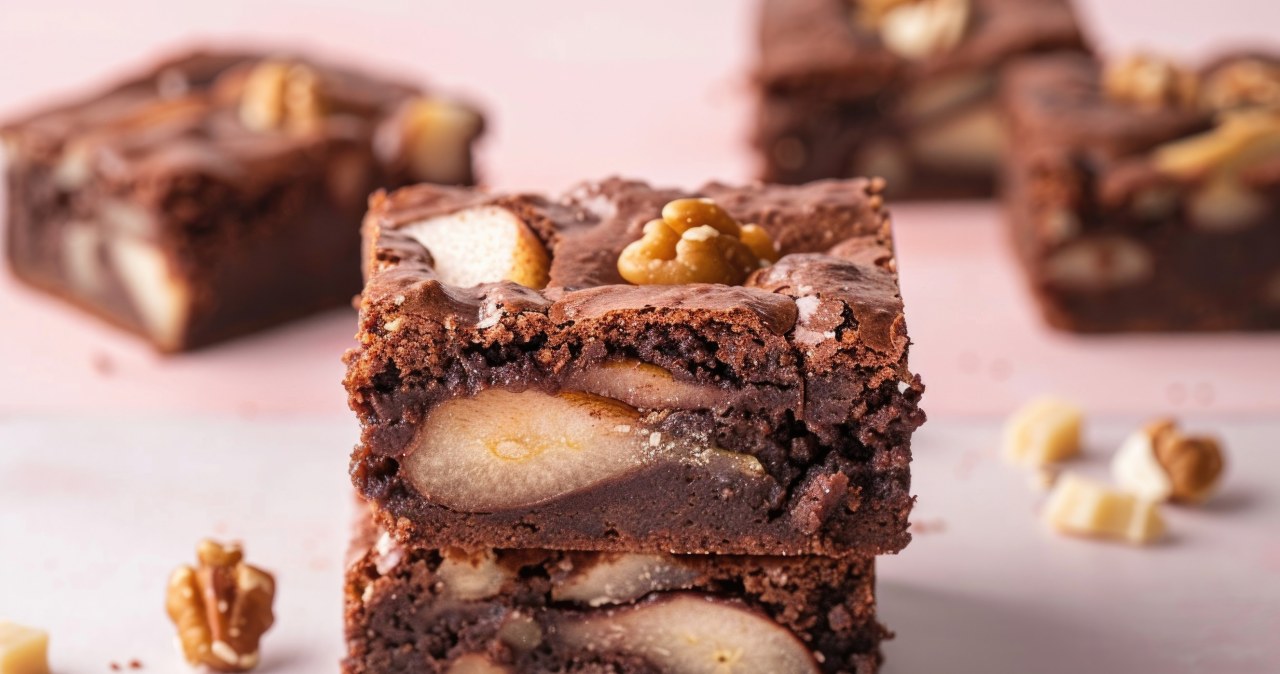 To ciasto to połączenie sernika z brownie, świetnie pasują do niego gruszki / ivorry /123RF/PICSEL